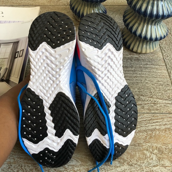 Nike Men’s Odyssey React 2 Flyknit Running Shoe - Picture 4 of 5